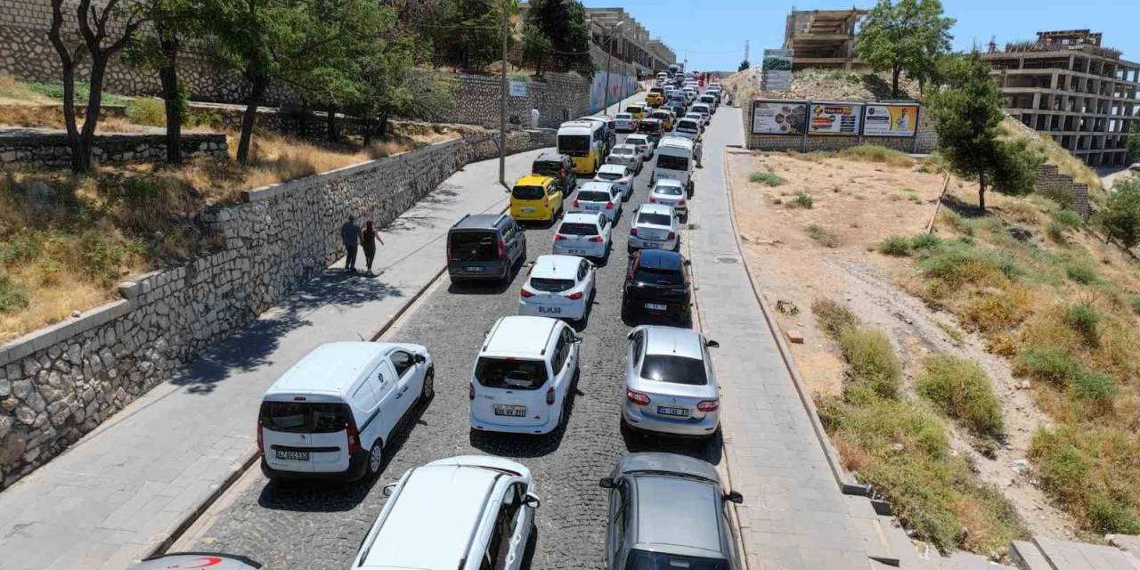Ziyaretçi Akınına Uğrayan Mardin’de Kilometrelerce Araç Kuyruğu Oluştu