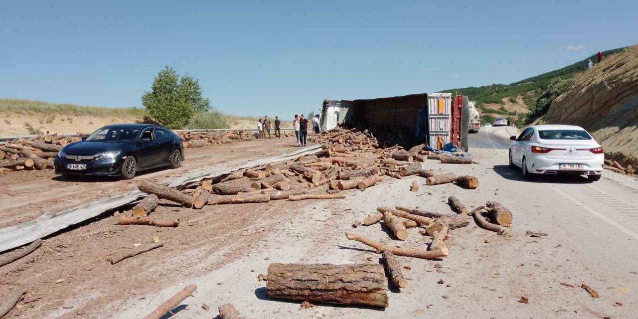 Sivas’ta Tomruk Yüklü Kamyon Devrildi: 1 Ölü 1 Yaralı