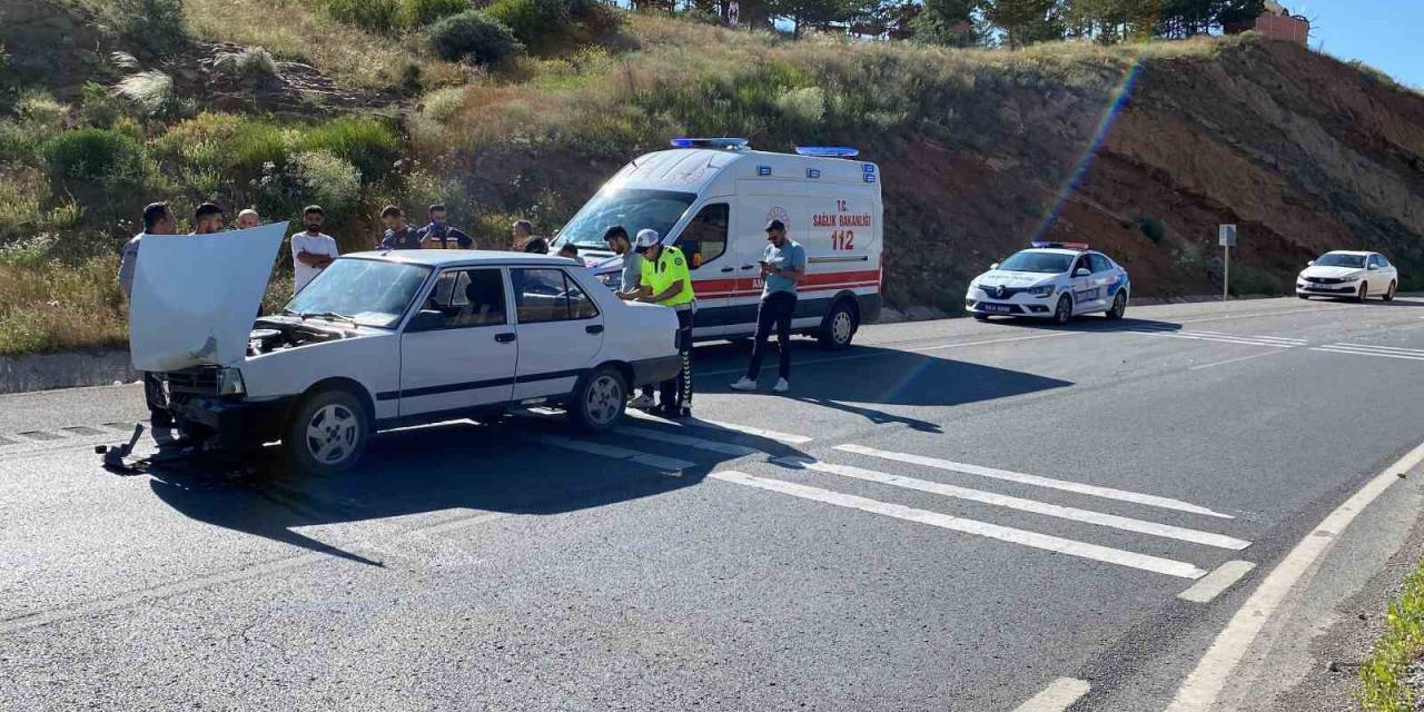 Sivas’ta İki Otomobil Çarpıştı: 2’si Çocuk 4 Yaralı