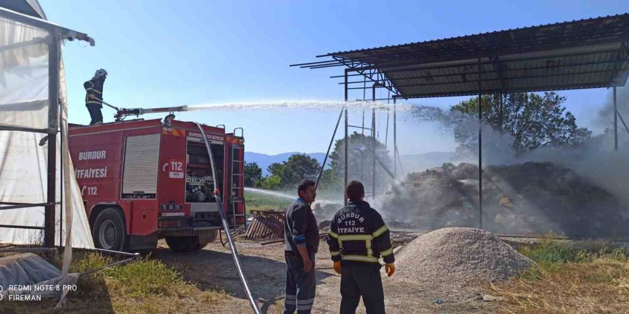Kaynak Makinesinden Sıçrayan Kıvılcım Saman Balyalarını Kül Etti