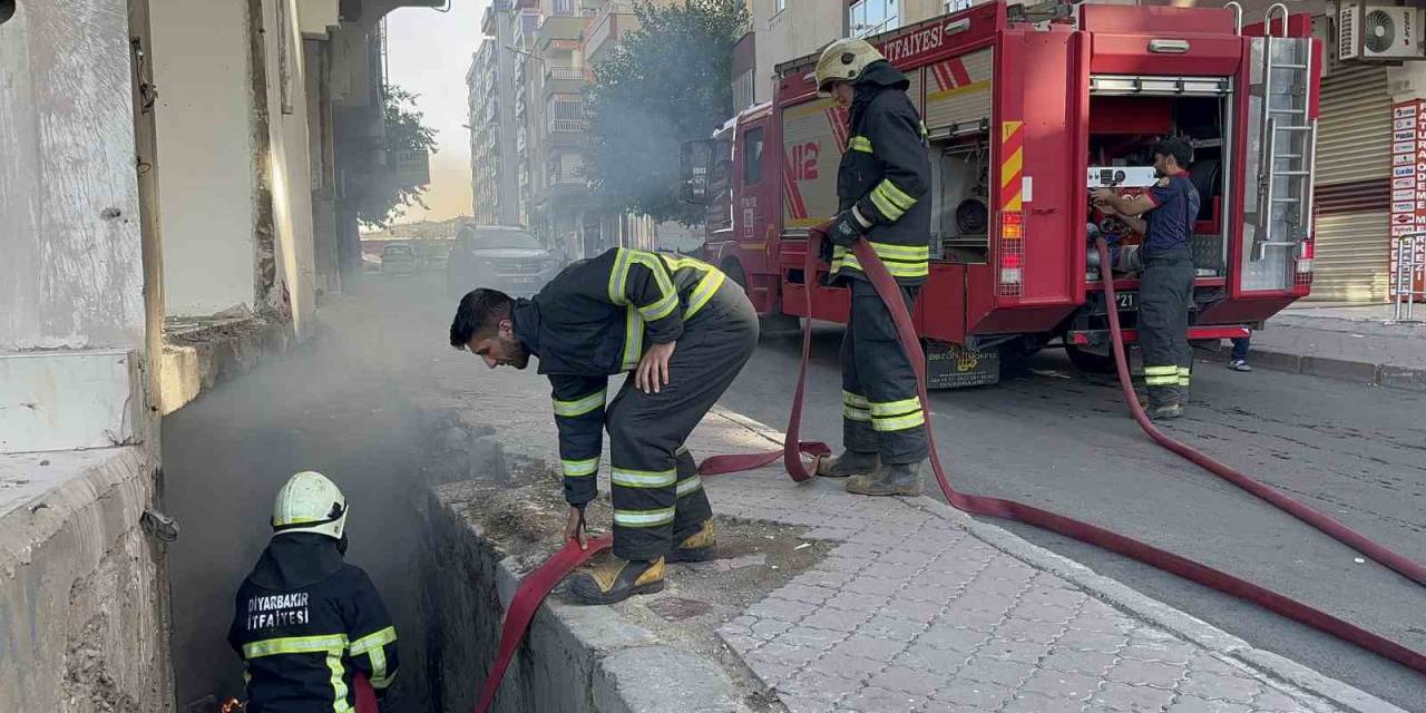 Diyarbakır’da Ağır Hasarlı 7 Katlı Binanın Bodrum Katında Yangın