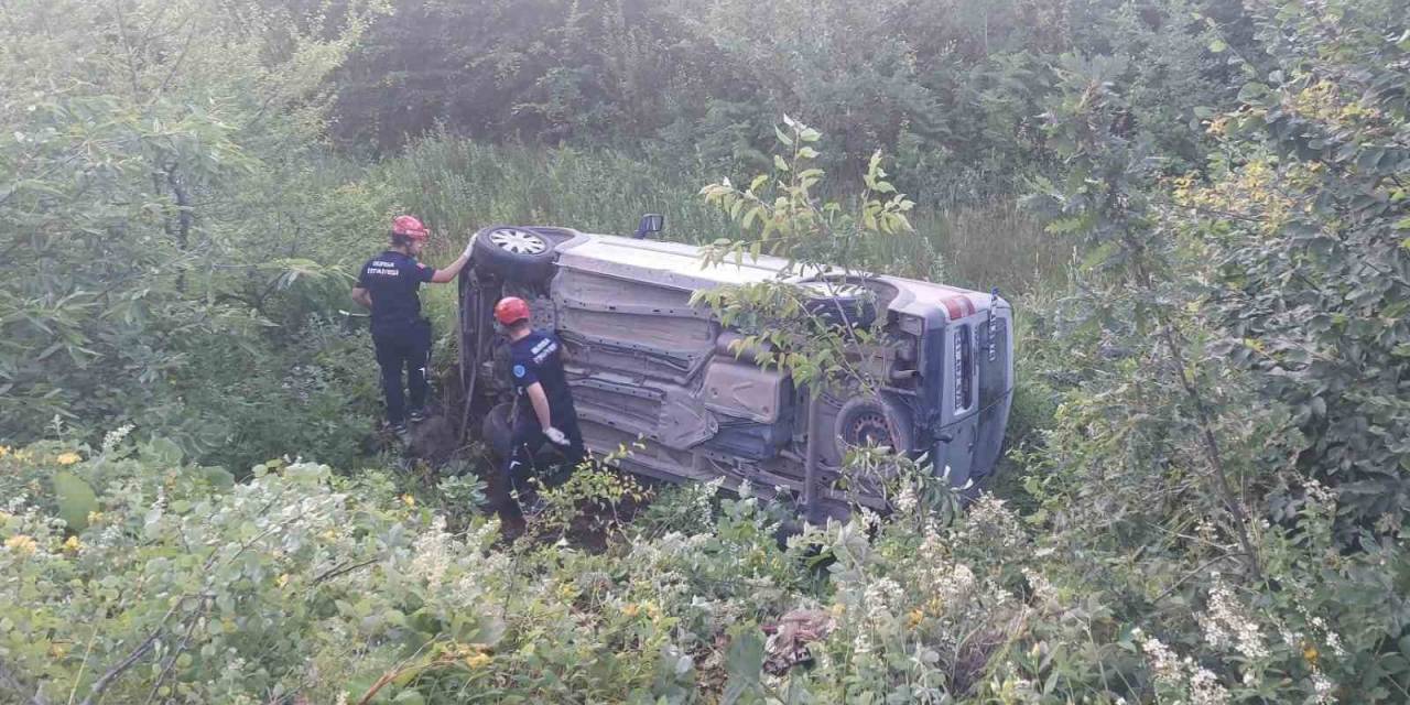 Bursa’da Hafif Ticari Araç Şarampole Devrildi: 6 Yaralı