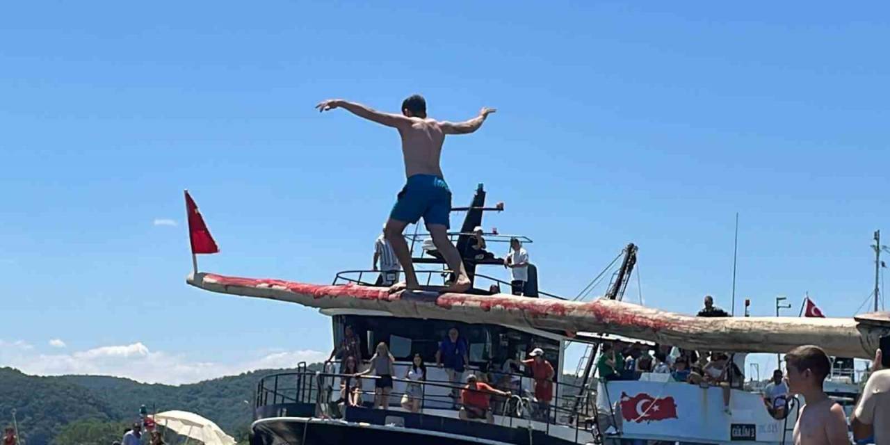 Yağlı Direkten Türk Bayrağını Alana 30 Bin Lira Değerinde Ödül