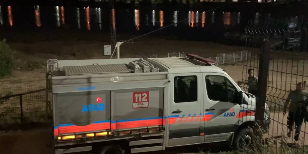 Dengesini Kaybederek Gölete Düşen Genç Kayboldu