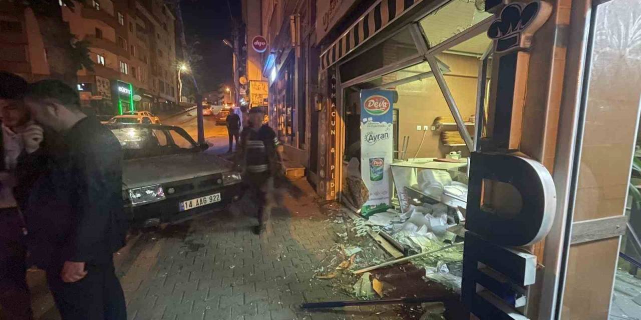Otomobil Pide Dükkanına Daldı, Cam Çerçeve Aşağı İndi