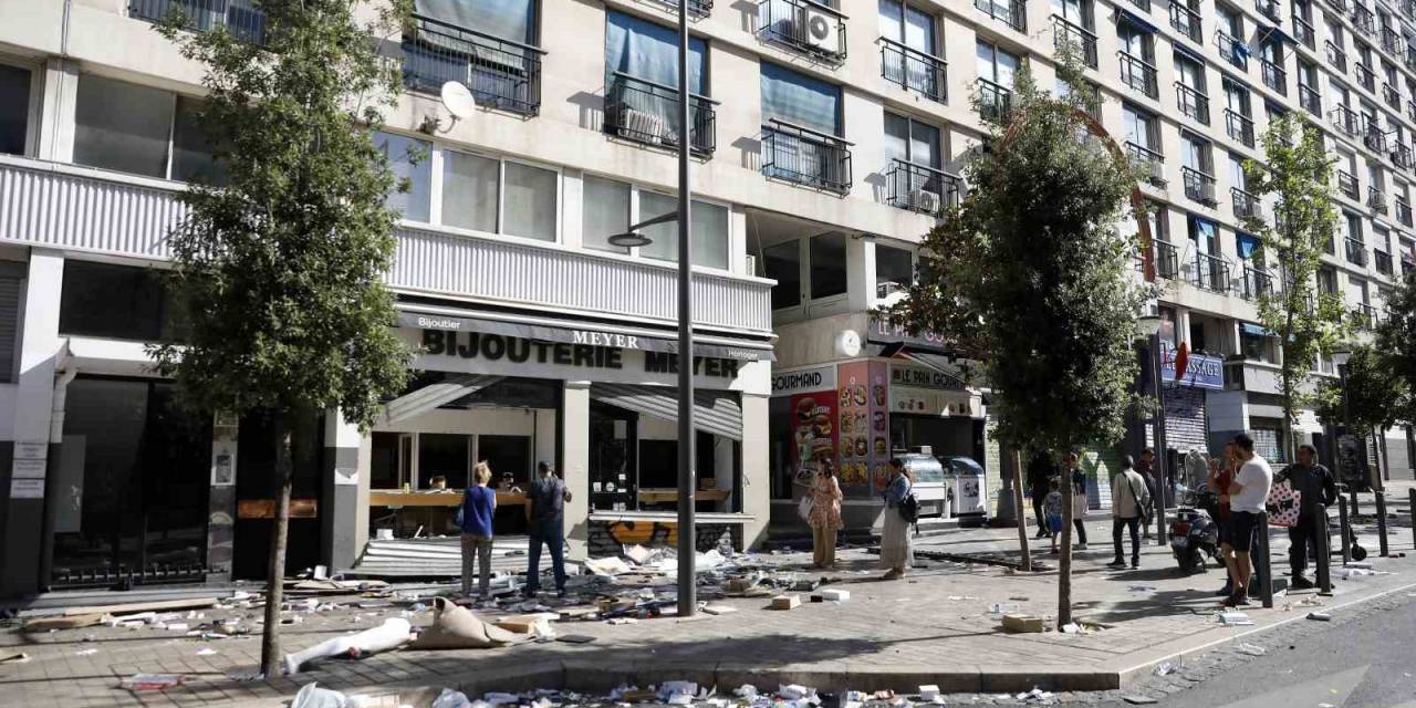 Fransa’daki Protestolar Şiddetini Arttırdı