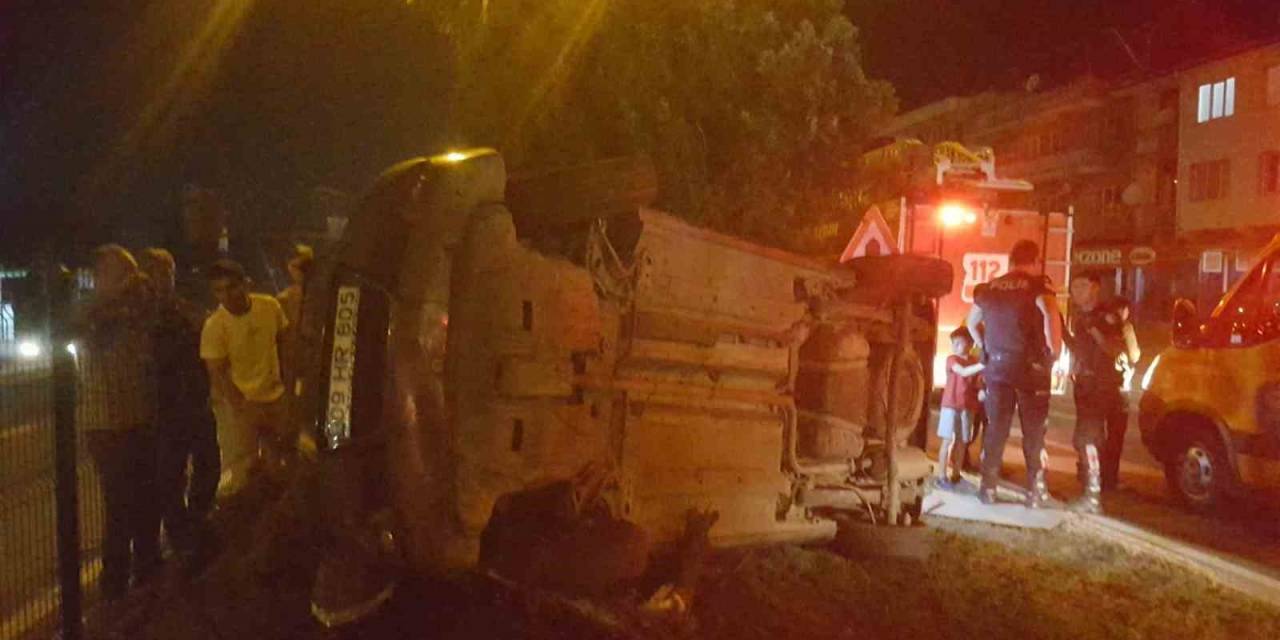 Sürücüsünün Direksiyon Hakimiyetini Kaybettiği Araç Yan Yattı: 1 Yaralı