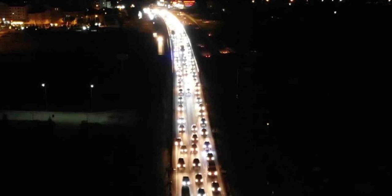 43 İlin Geçiş Güzergahında Gece Yarısı Yoğunluk: Tatilcilerin Dönüş Yolcuğu Sürüyor