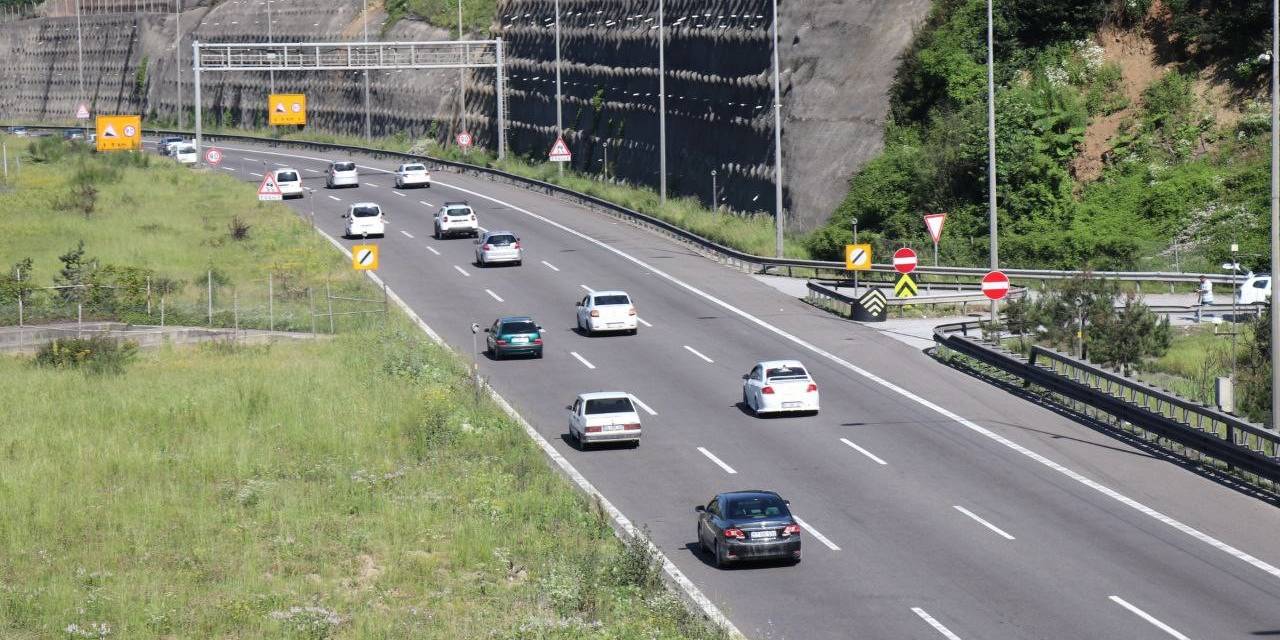 Tem’in Ve D-100 Kara Yolunun Bolu Geçişinde Akıcı Yoğunluk Devam Ediyor