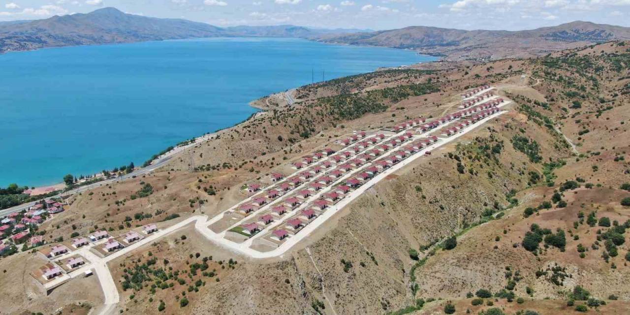 Göl Manzaralı Köy Konutları, Tatil Köyünü Aratmıyor