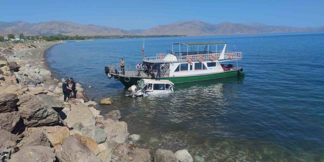 Minibüs Van Gölü’ne Uçtu: 11 Yaralı