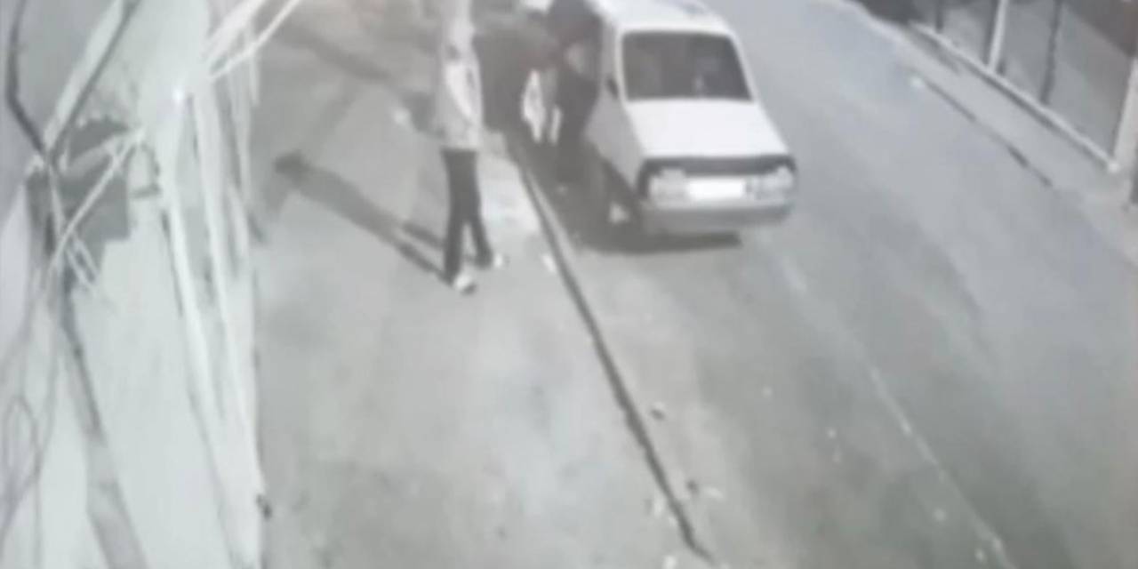 Otomobilin Kapısını Açıp İçindeki Malzemeleri Çaldılar