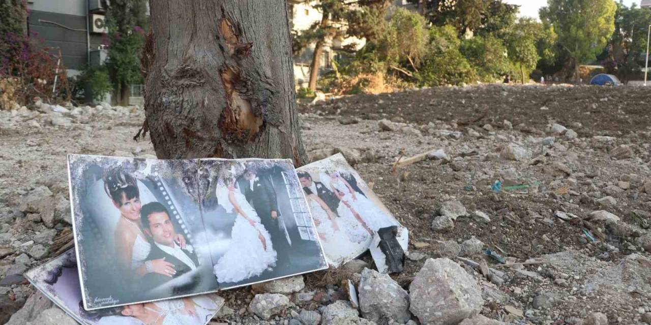 Enkazdan Geriye Kalan Fotoğraf Duygulandırdı