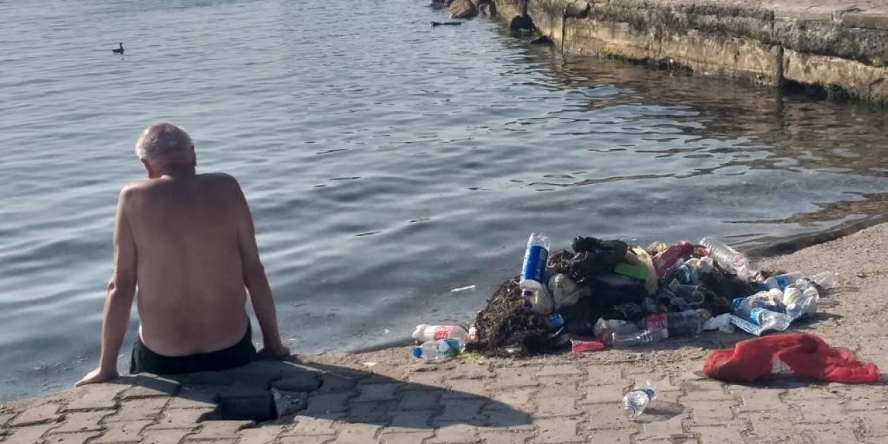 Adalar’da Çöp Yığınları İçinde Denize Girdiler