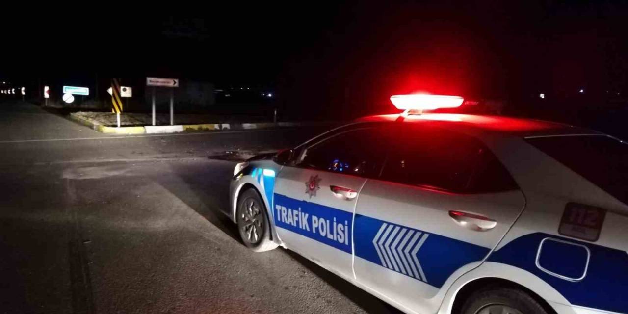 Karaman’da Otomobil Tıra Çarptı: 5 Yaralı