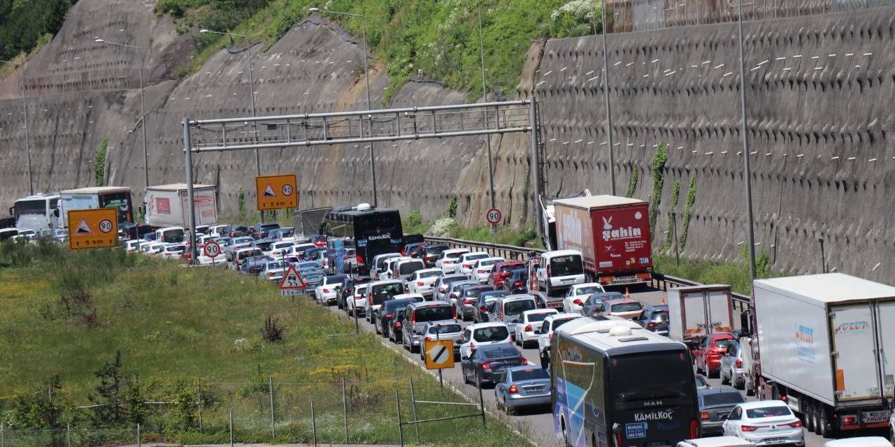 Zincirleme Kaza Tem Otoyolu Bolu Geçişinde Uzun Araç Kuyrukları Oluşturdu