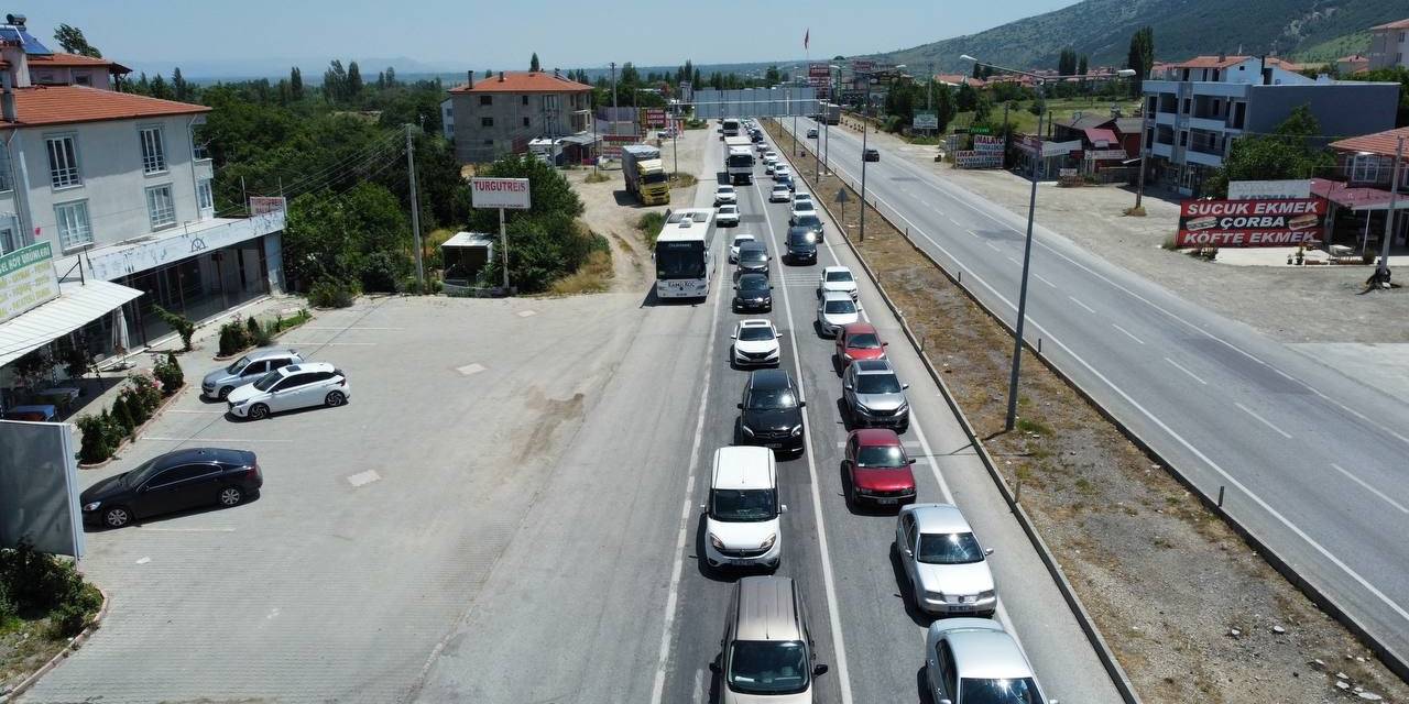 Afyonkarahisar-konya Karayolunda Tatilcilerin Dönüş Yoğunluğu Başladı