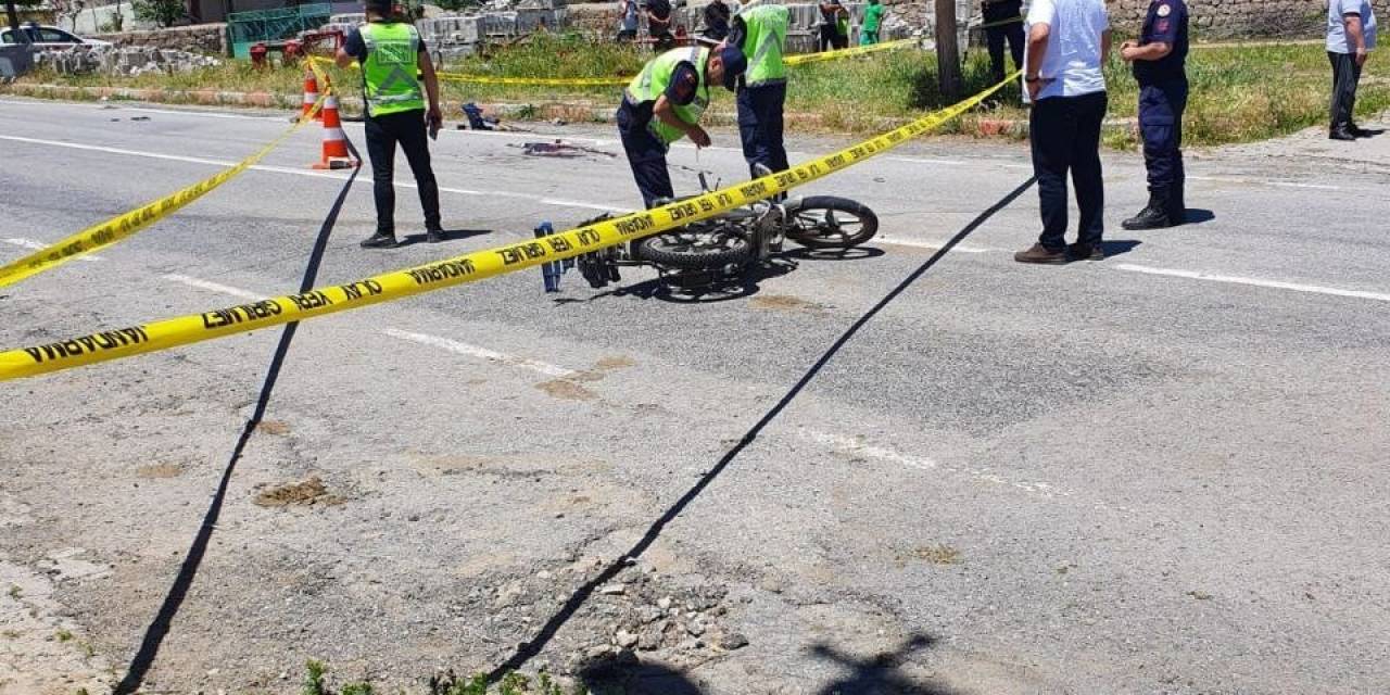 Motosiklet İle Pikap Çarpıştı: 2 Ölü