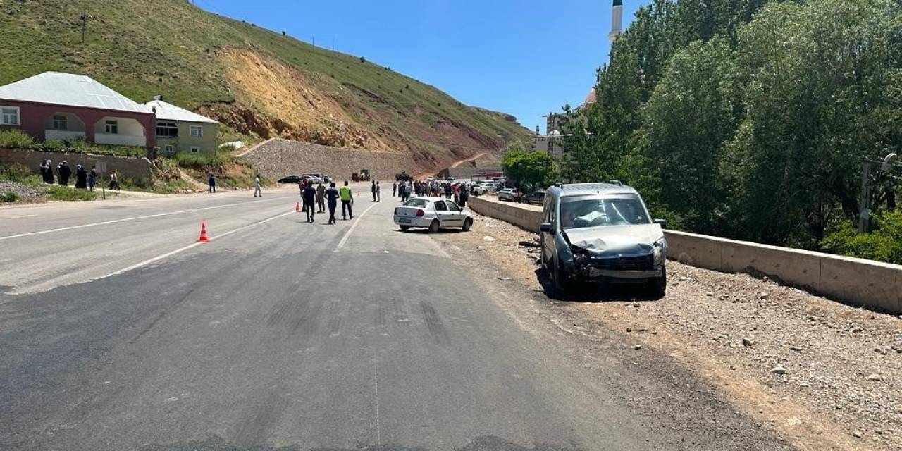 Karlıova’da Otomobil İle Hafif Ticari Araç Çarpıştı: 6 Yaralı