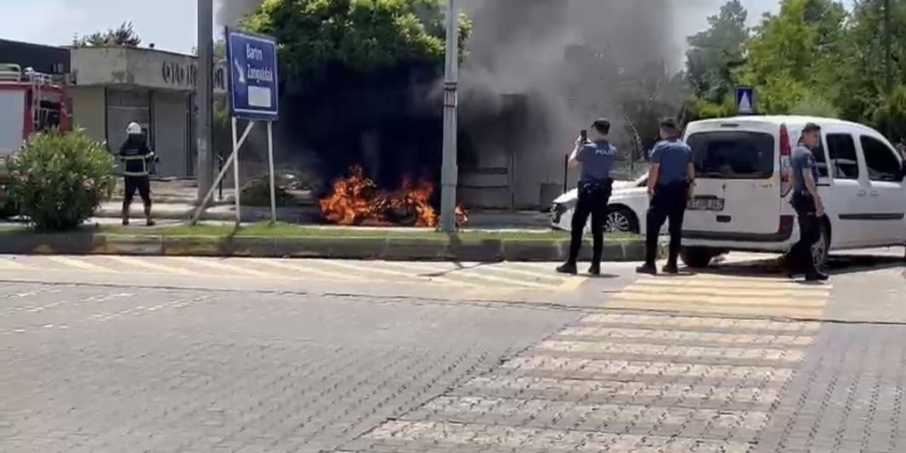 Seyir Halindeki Motosiklet Alev Alev Yandı