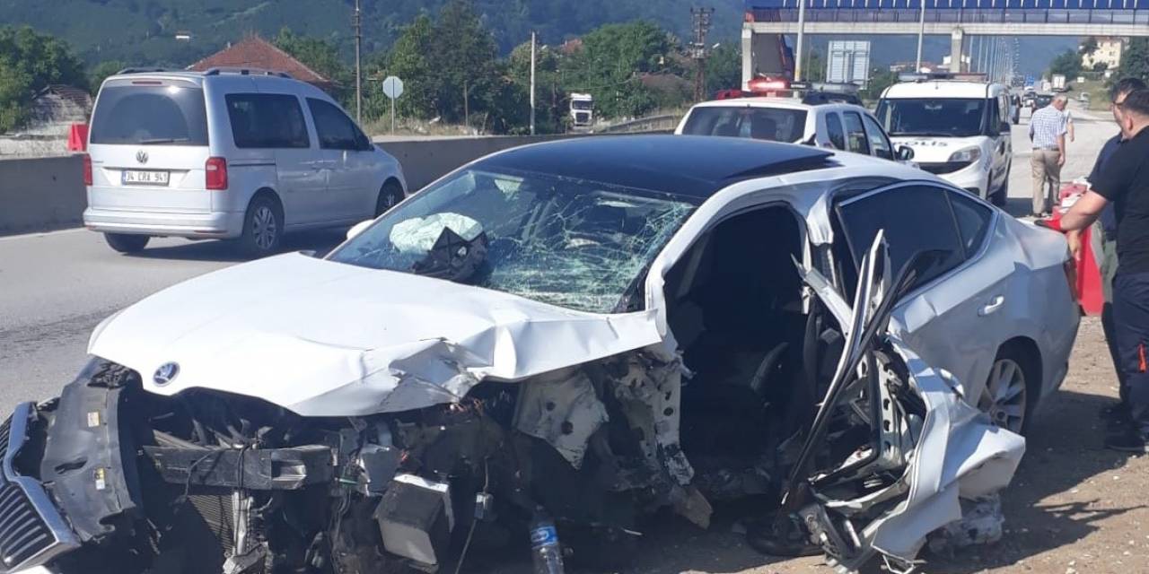 Otomobil Beton Bariyerlere Çarptı: 3’ü Çocuk 5 Yaralı