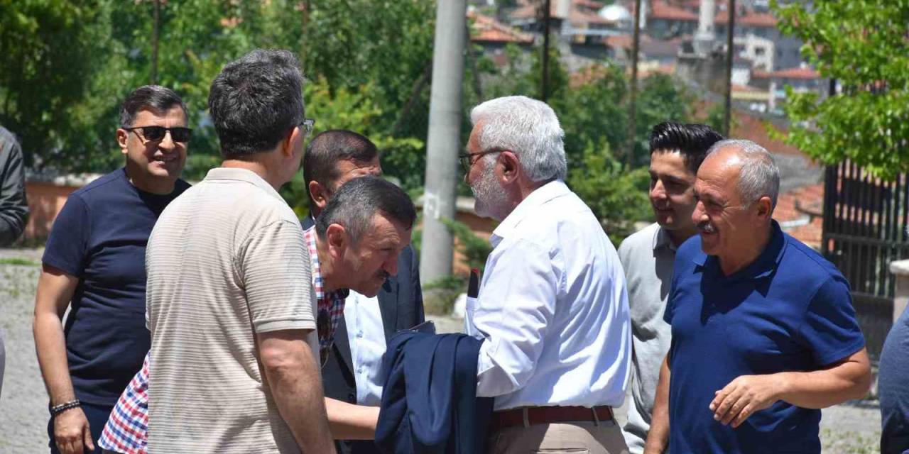 50 Yıl Sonra Mezun Oldukları Okulun Bahçesinde Buluşup Hasret Giderdiler