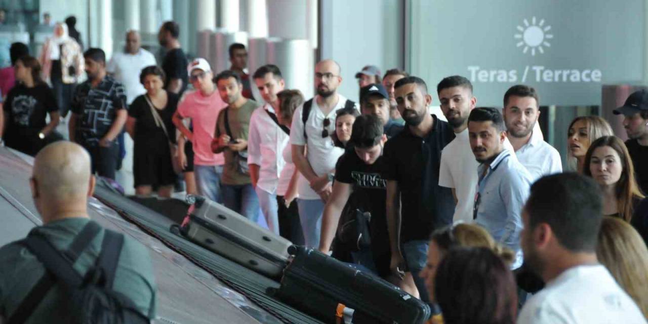 İstanbul Havalimanı’nda Bayram Dönüşü Yoğunluğu Sürüyor