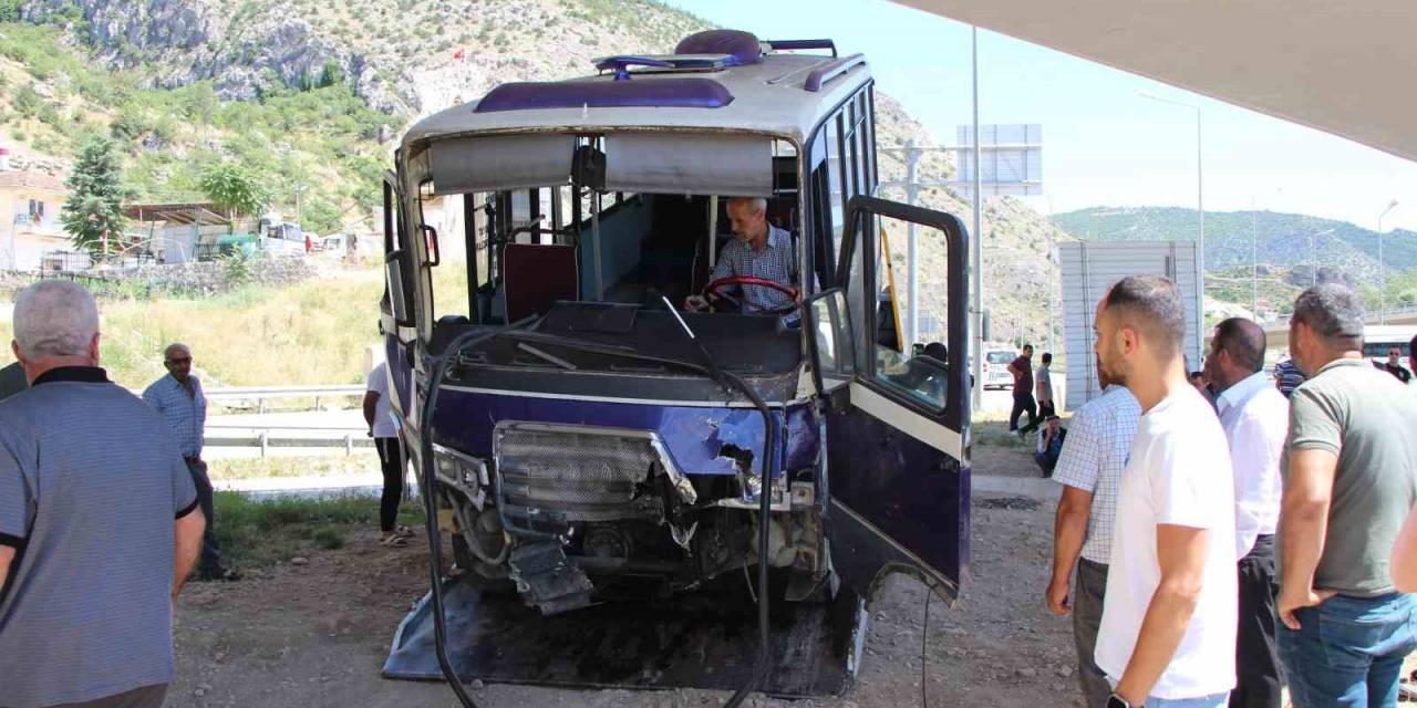 Amasya’da Otomobille Çarpışan Minibüs Köprü Ayağına Daldı: 8 Yaralı