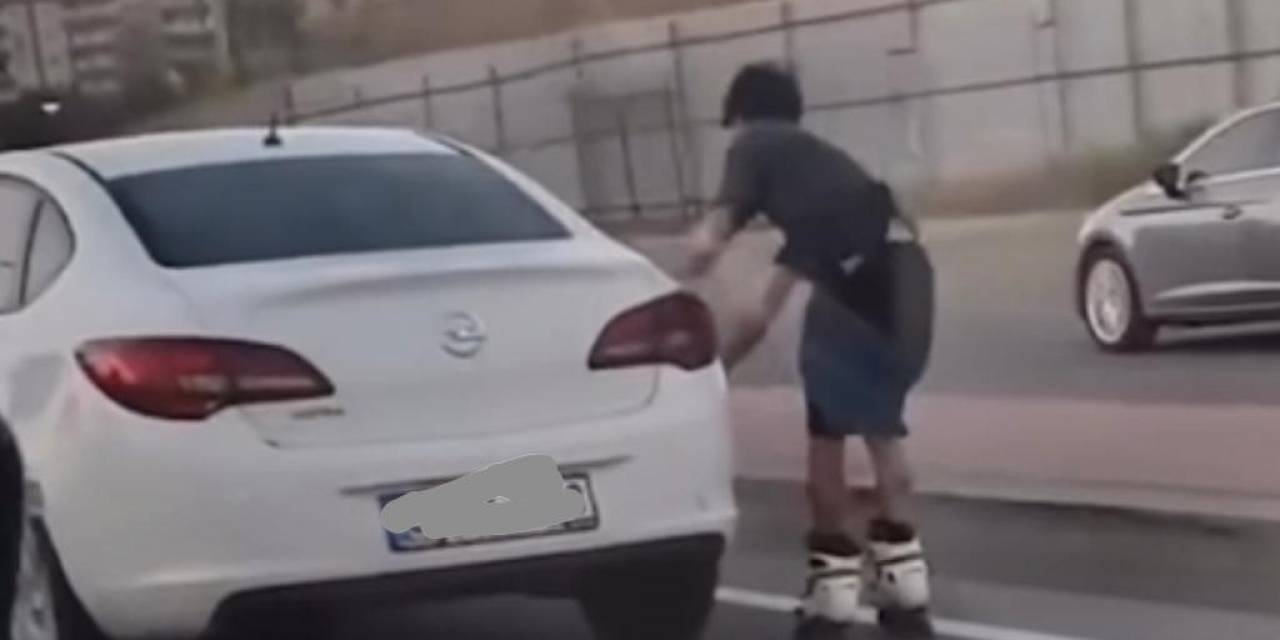 Otomobile Tutunarak Yolculuk Yapan Patenli Genç Canını Hiçe Saydı: Tehlikeli Yolculuk Kamerada