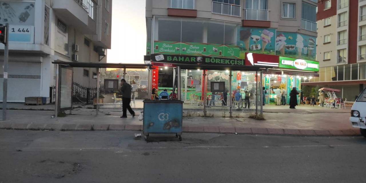 Yolun Ortasında Duran Çöp Kovası Vatandaşları Hayrete Düşürdü