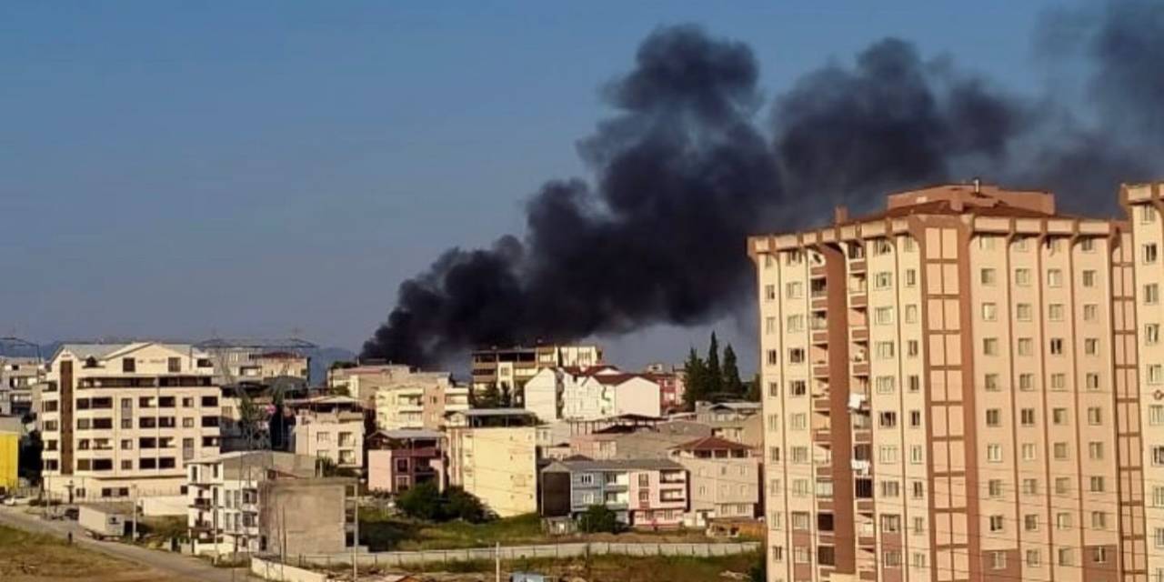 Çatı Alev Alev Yandı, Mahallelinin İzlemesi Dikkatlerden Kaçmadı