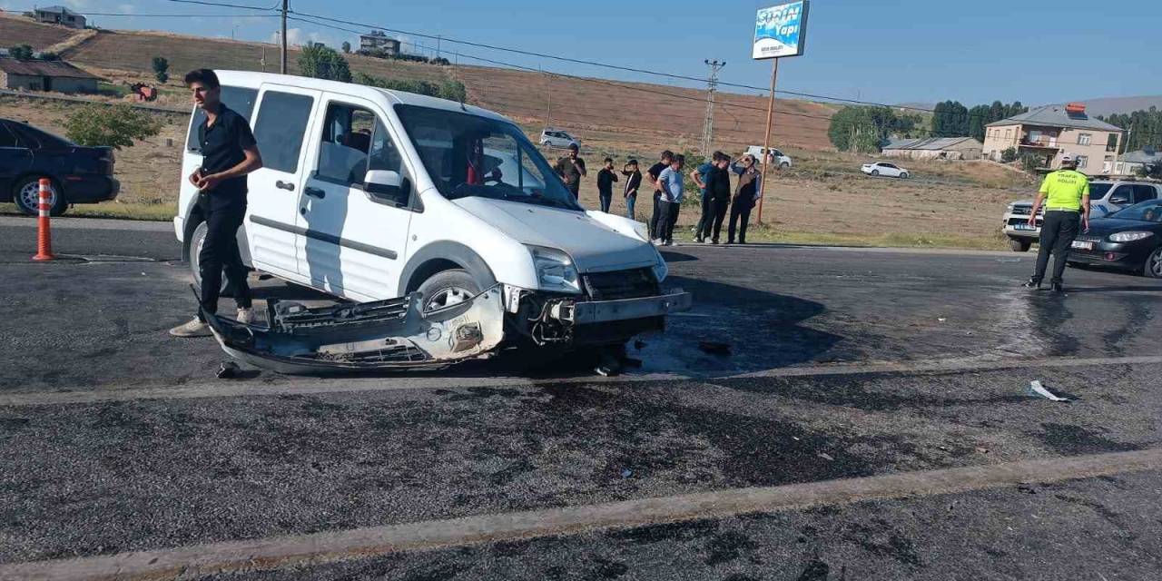 Erciş’te Üç Araç Kazaya Karıştı: 13 Yaralı