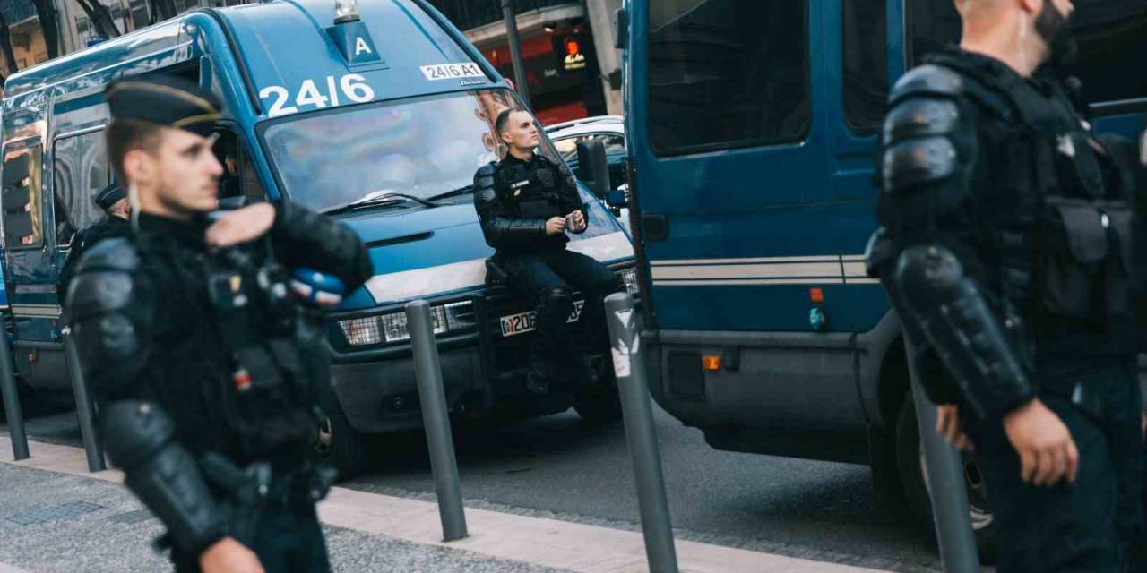 Fransa’da 17 Yaşındaki Genci Vuran Polis İçin 700 Bin Eurodan Fazla Bağış Toplandı