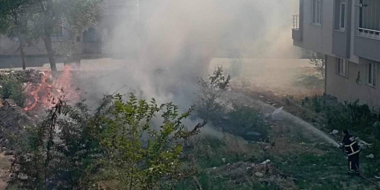 Arsa Yangını Mahalleliyi Tedirgin Etti