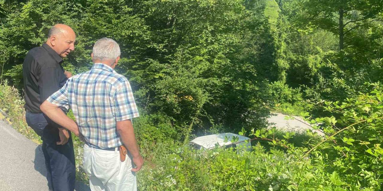 Düzce’de Minibüs 6 Metreden Uçtu