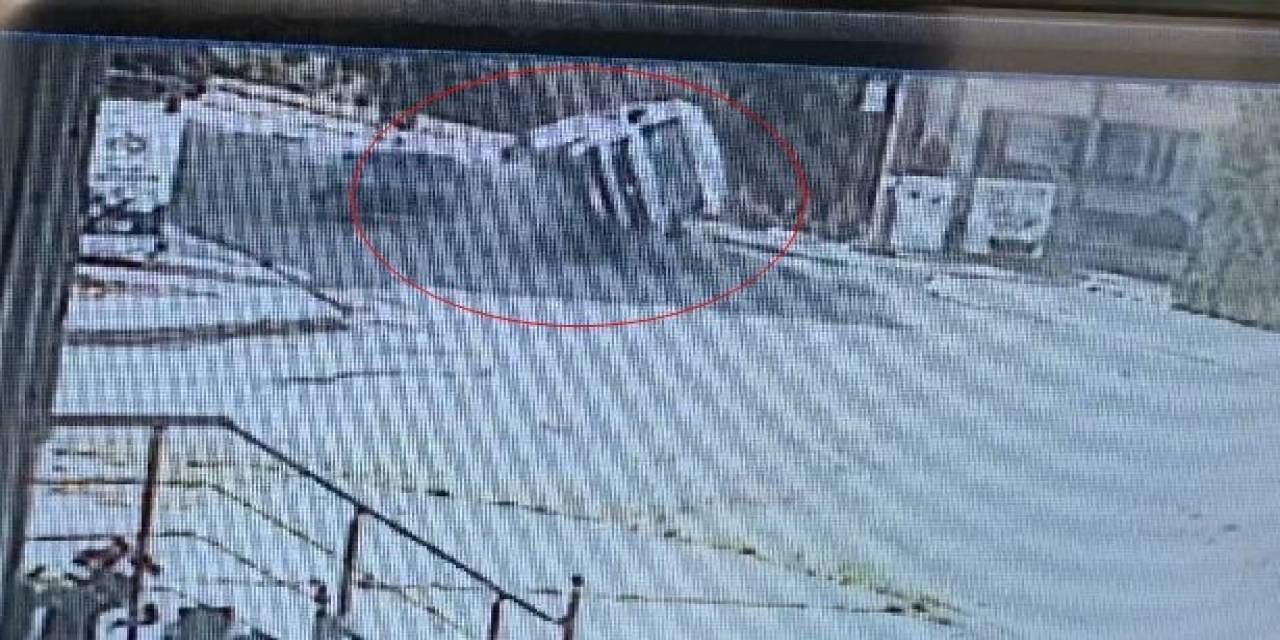 Otomobille Çarpışan İşçi Servisinin Devrildiği Kaza Kamerada