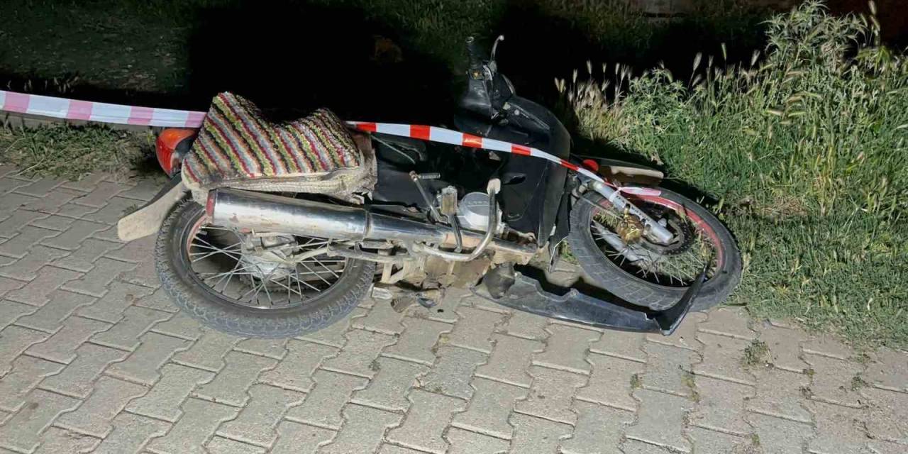 Park Halindeki Otomobile Çarpan Motosiklet Sürücüsü Yaralandı