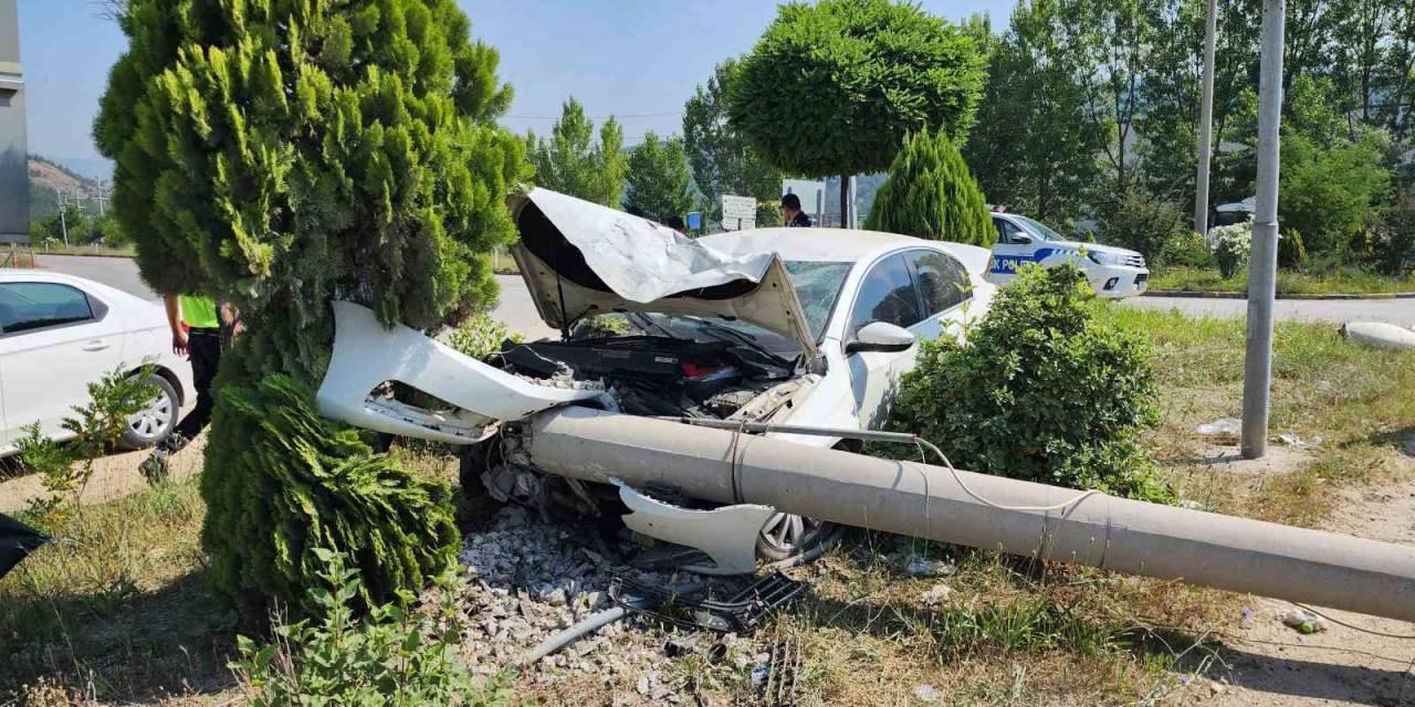 Yoldan Çıkan Otomobil, Elektrik Direğine Çarptı: 3 Yaralı