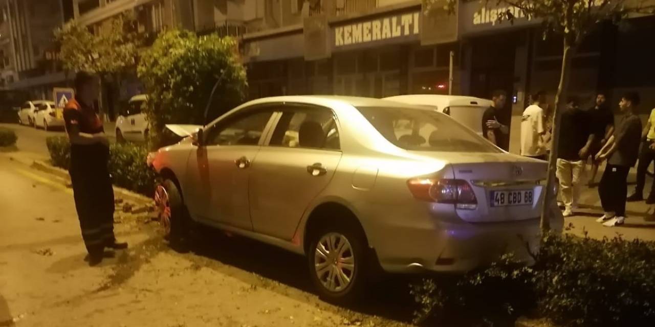 Sürücüsünün Direksiyon Hakimiyetini Kaybettiği Otomobil Orta Refüje Çıktı