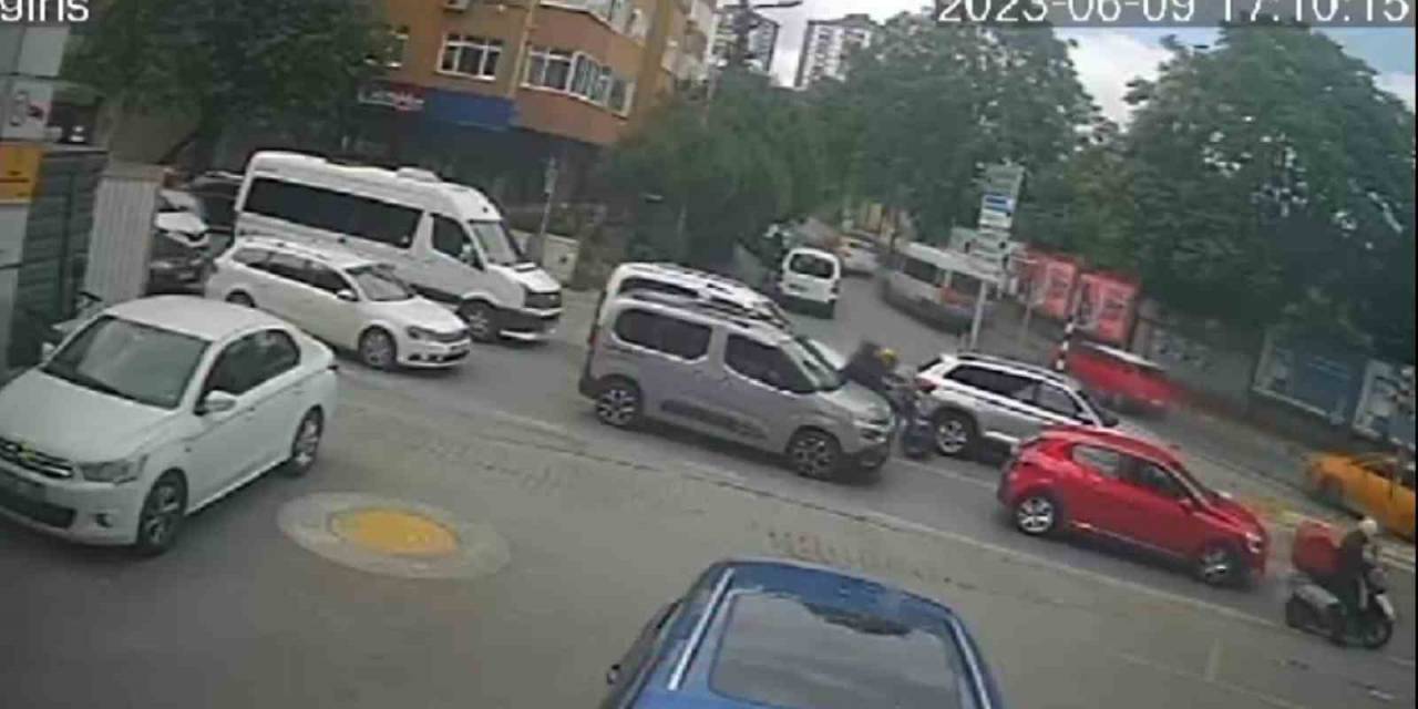 Kadıköy’de Kırmızı Işıkta Otomobilin Camını Kırıp Çantayı Çaldılar