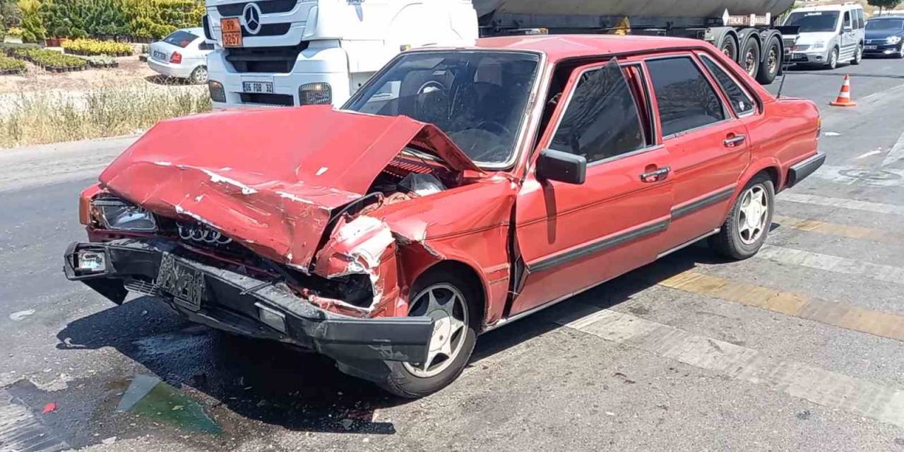 Kırmızı Işıkta Bekleyen Otomobile Çarptı: 4 Yaralı