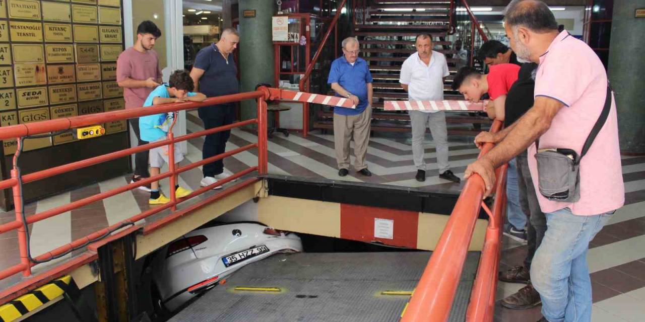 Otomobil, Asansörlü Otoparka Sıkıştı