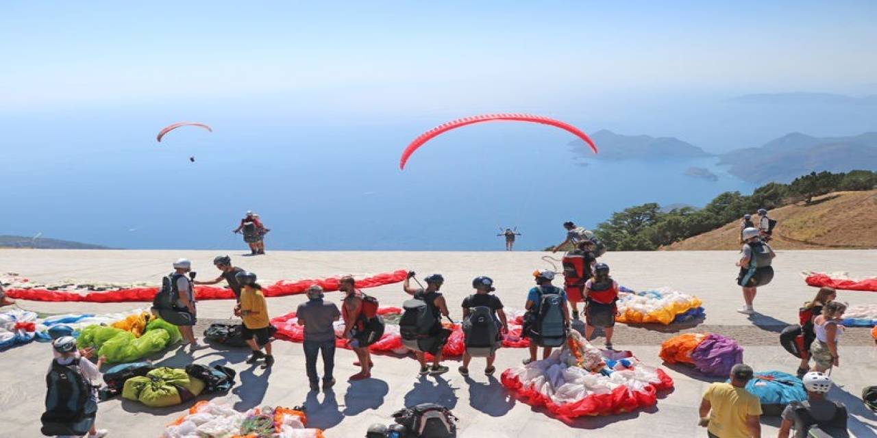 Fethiye, Bayram Tatilinde Yamaç Paraşütçülerinin Gözdesi Oldu