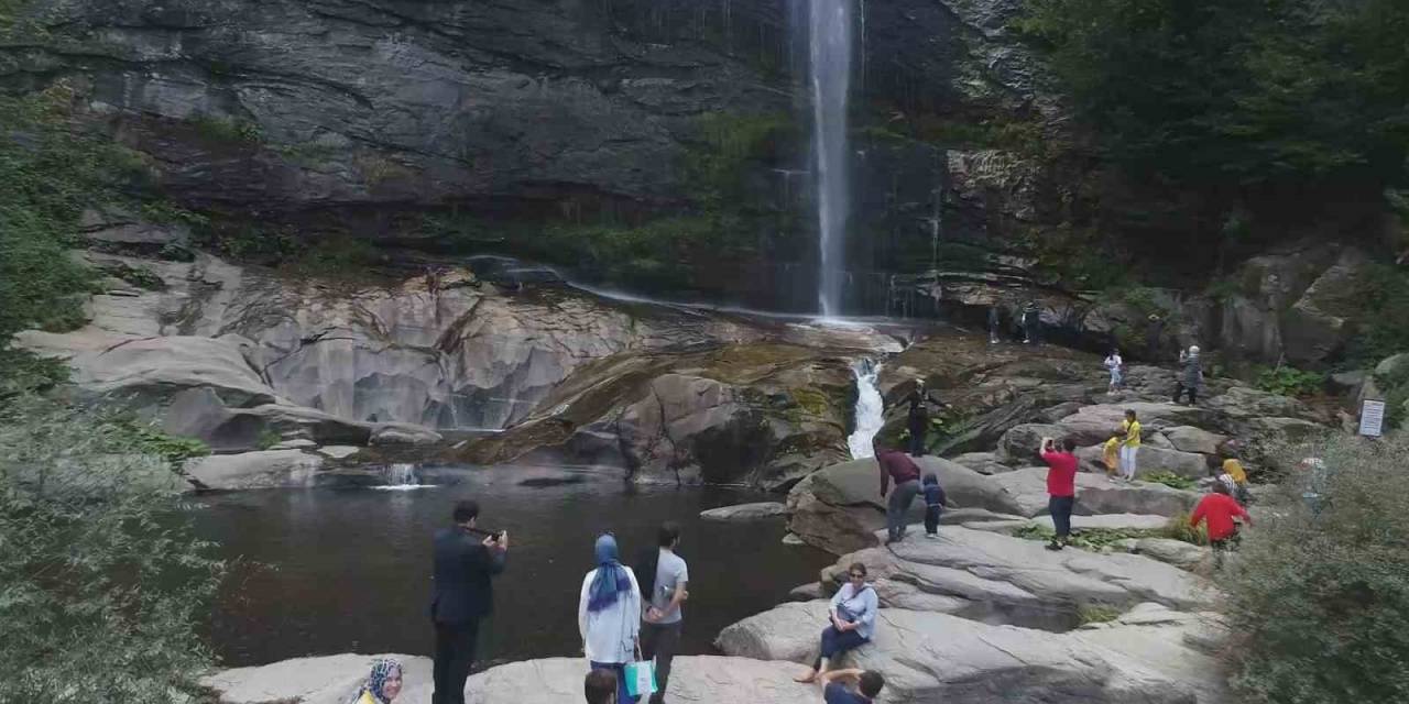 Suuçtu Şelalesi Ziyaretçi Akınına Uğradı