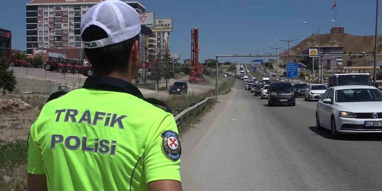 Bayram Bilançosu Netleşti: 43 İlin Geçiş Güzergahından 800 Bin Araç Geçiş Yaptı