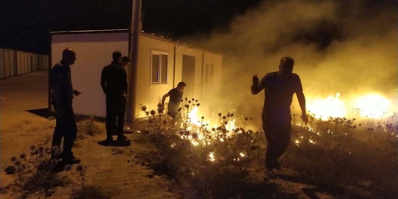 Anız Yangını Konteynerlere Sıçramadan Söndürüldü