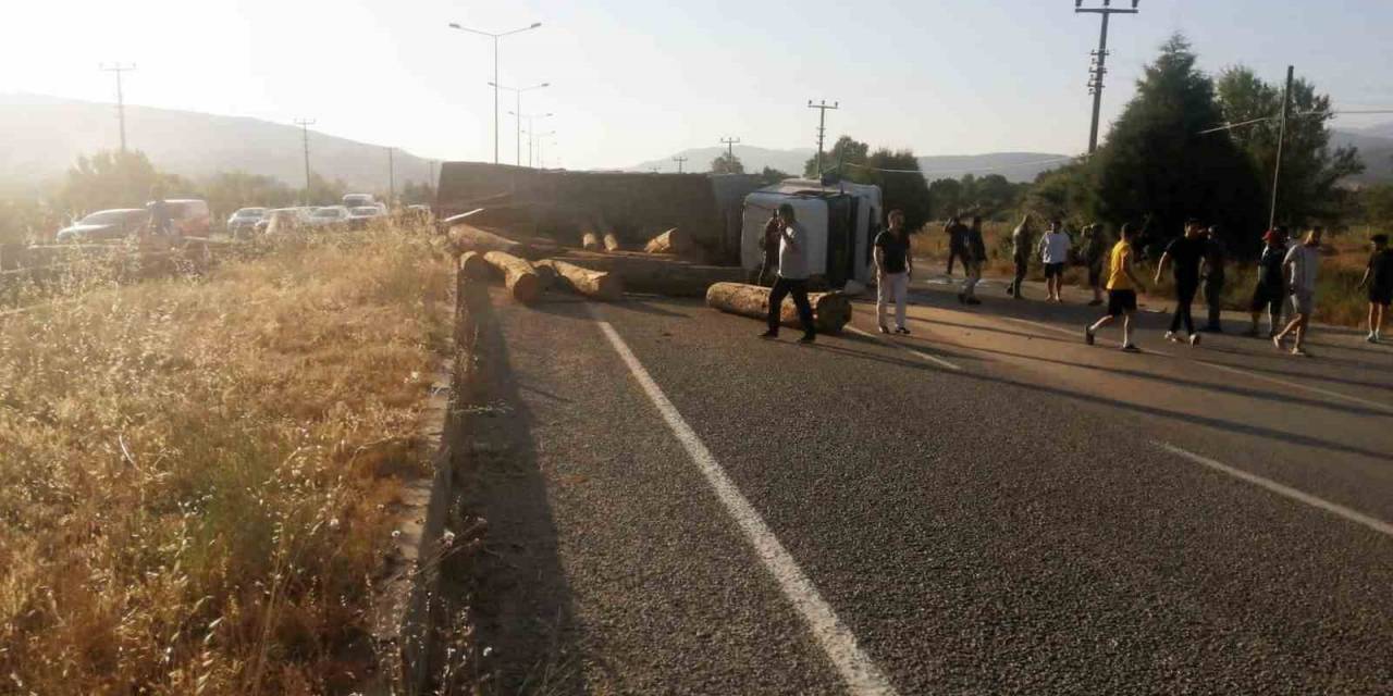 Tomruk Yüklü Tır Devrildi, Tomruklar Yola Saçıldı