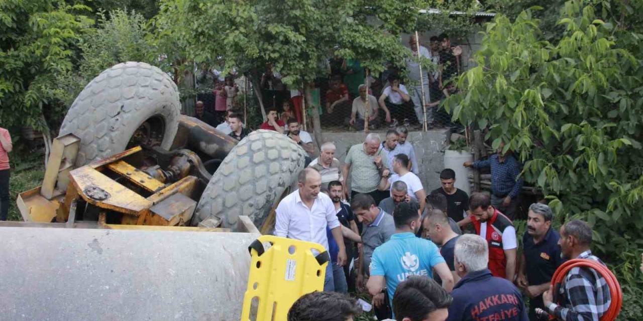Hakkari’de Devrilen İş Makinesinin Altında Kalan Çocuk Yaralandı