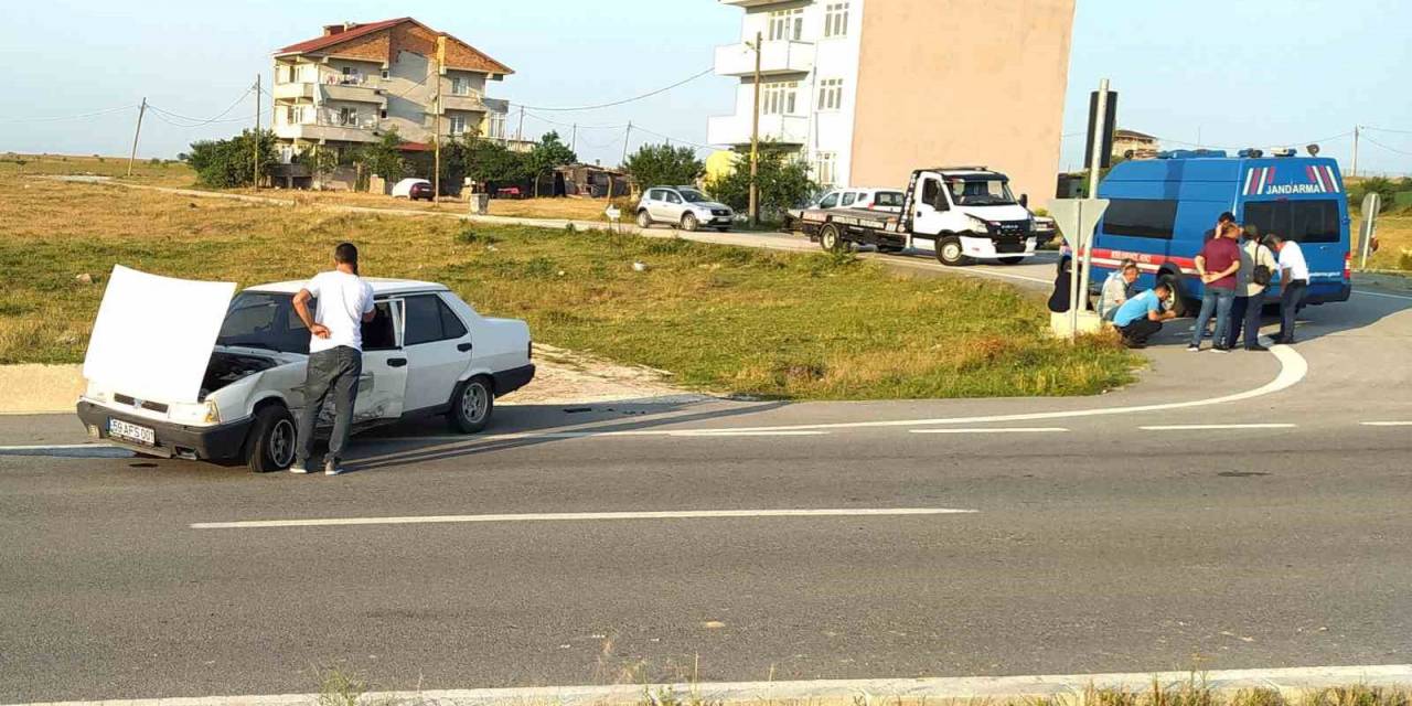 Hafif Ticari Araç İle Otomobil Çarpıştı: 4 Yaralı