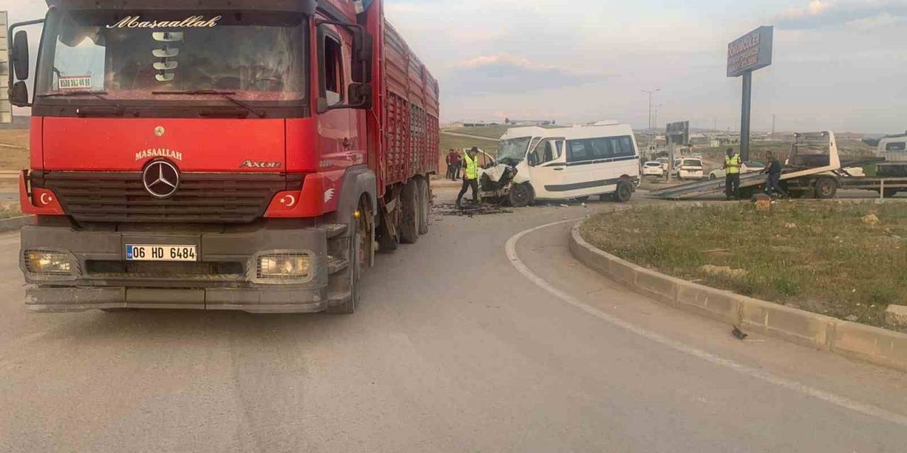 Başkentte İşçileri Taşıyan Servis Aracı Kamyonla Çarpıştı: 10 Yaralı